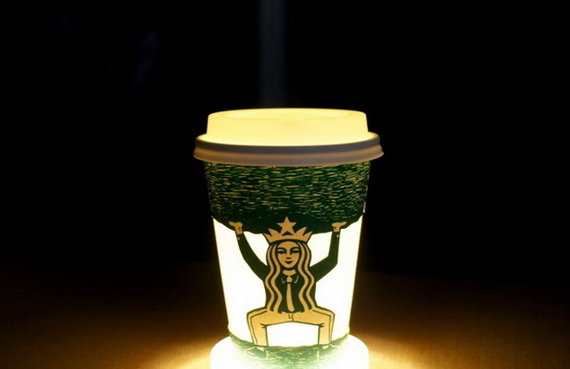 Дизайн на стаканчиках для кофе Starbucks