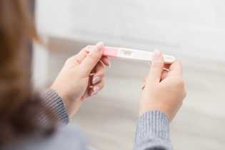 Когда лучше делать тест на беременность: на день задержки или раньше?