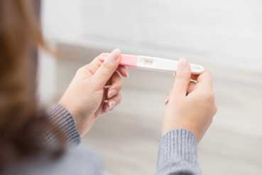 Когда лучше делать тест на беременность: на день задержки или раньше?